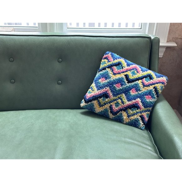 1970s latch hook pillow chevron stripes multicolored Boho chic - Picture 3 of 5